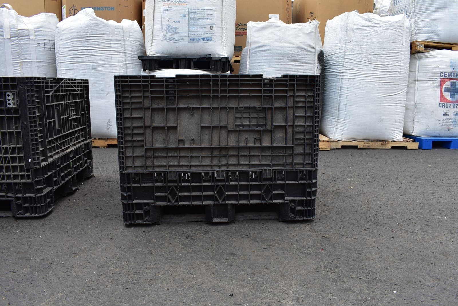 Contenedor colapsable negro de HDPE en el patio de PIMSA