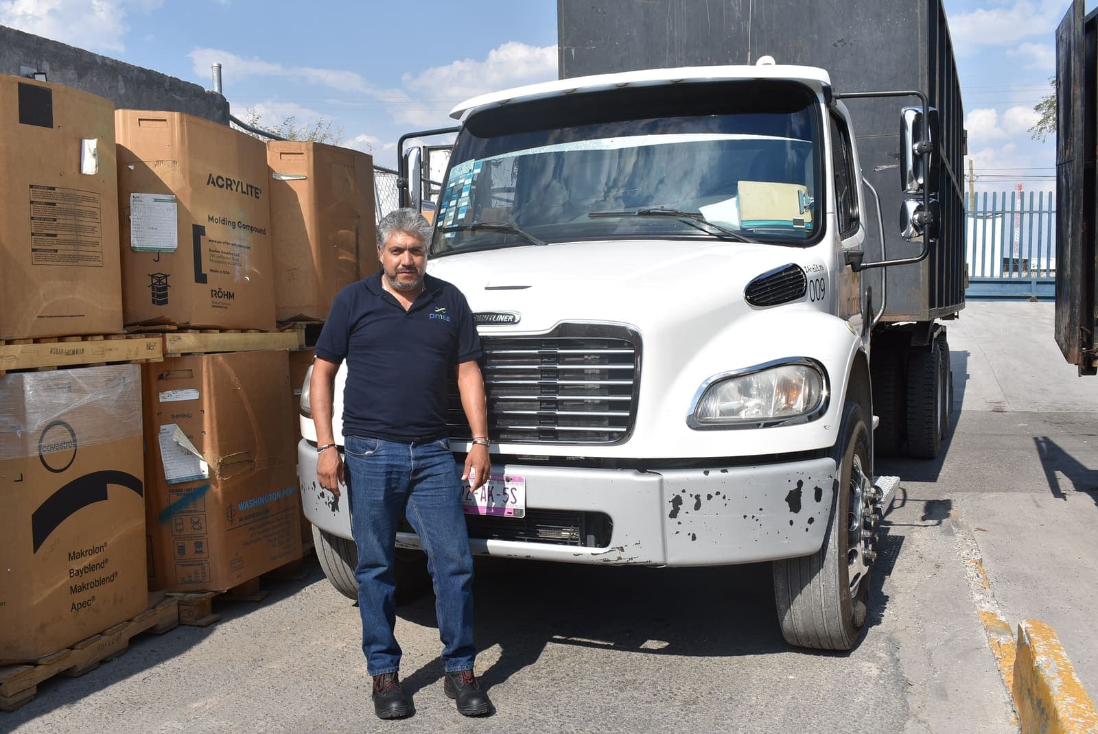 Camión de recolección de PIMSA con su operador en planta